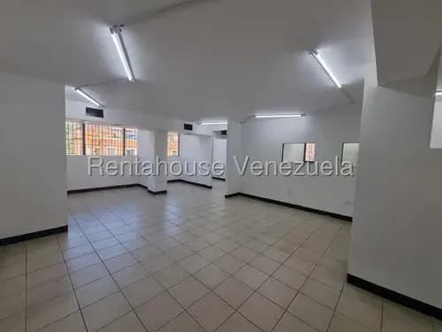 En Los Chaguaramos 200 Mts2 En Un Espacio Multifuncional, Oficina, Deposito, Laboratorio, Aca Puedes Iniciar O Continuar Tu Negocio 26-19491 Hgk