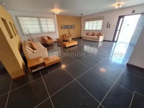 Casa En Venta En El Marques Ubicada En Calle Cerrada, Con 2 Tanques De Agua Para Un Total De 10.000 Litros