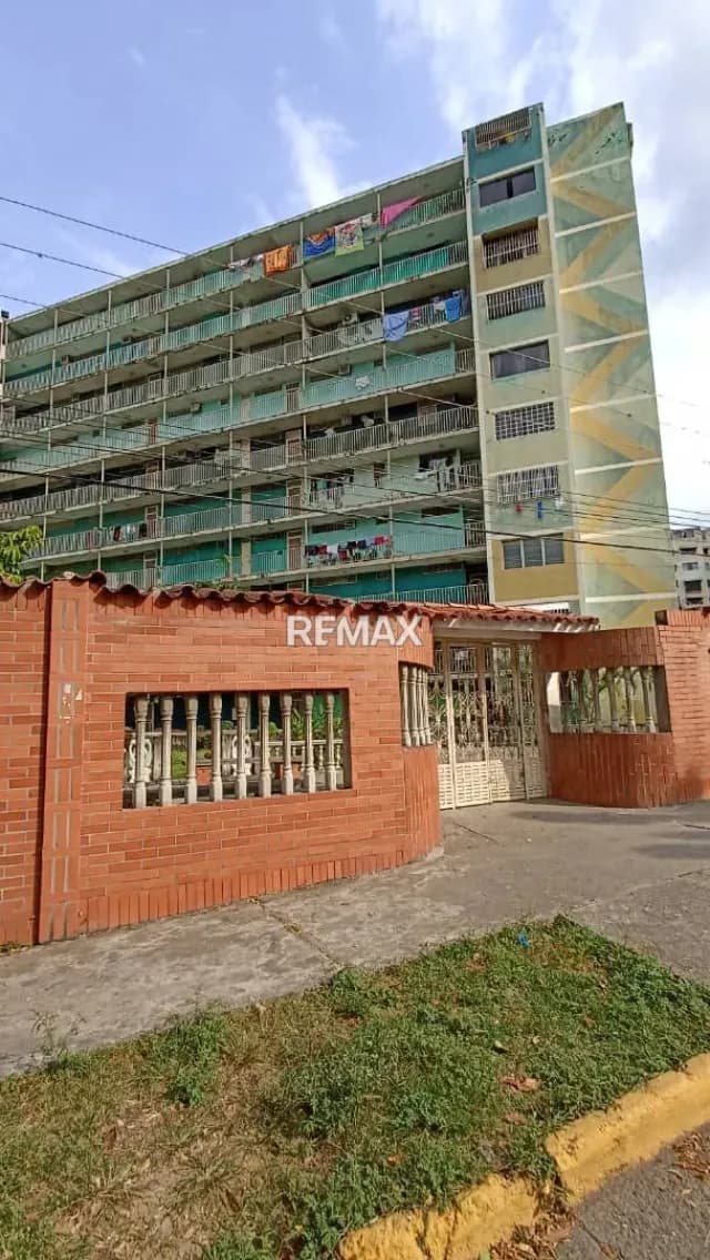 Amplio apartamento en Alquiler Ubicado en Bloque 42 piso Urbanización La Beatriz Valera