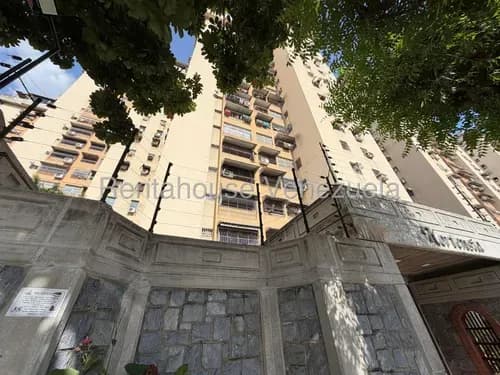 Apartamento En Venta En Urb. El Centro. Remodelado 26-19417 Hp