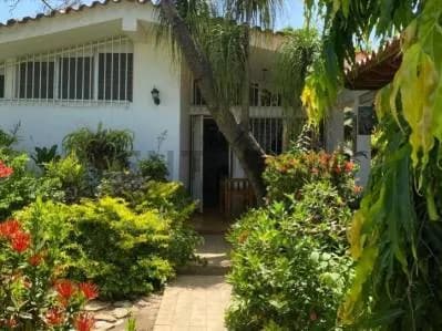 Amplia Casa con Terreno en la Avenida Circunvalación Norte, Sector Cruz Grande