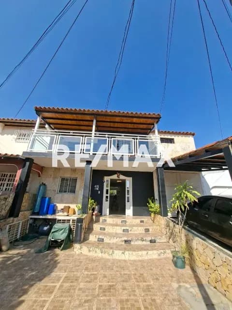 HERMOSO TOWNHOUSE EN LA URB. LA RIBEREÑA
