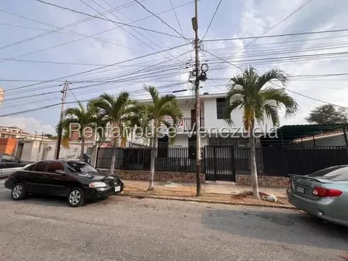 Excelente Local Comercial En El Este De Barquisimeto , Forma Parte De Casa Comercial Con Perfecto Funcionamiento , Incluye Aire Acondicionado , Todos Los Servicios . En Un Ambiente Ideal Y Seguro.