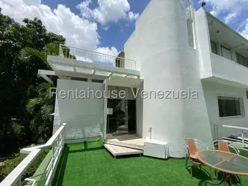 Elegante Casa De 450 M2 Ubicada En San Román, Destaca Por Su Diseño Moderno Y Acabados Exclusivos