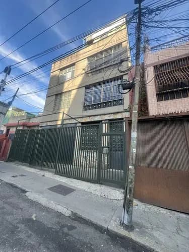 Se Vende Edificio, Ubicado En Catia, Municipio Libertador, De 3 Niveles, 2 Aptos. Y Local Comercial O Industrial En Pb