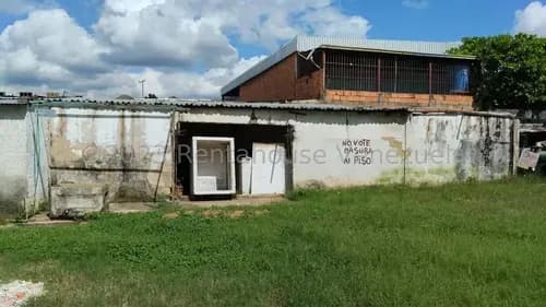 Un Amplio Terreno Con Bienhechuría. Con 3 Habitaciones, 2 Habitaciones Tipo Oficinas Individuales Con Baño Y La 3 Era Habitación Es Un Pequeño Deposito.