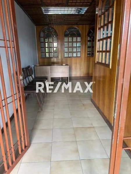 Local Comercial en Alquiler con Excelente Ubicación! Ubicación: Centro Comercial El Pinar, Las Acacias – San Cristóbal