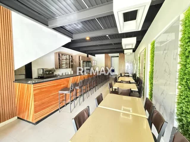 En venta local comercial. Av Ollarvides