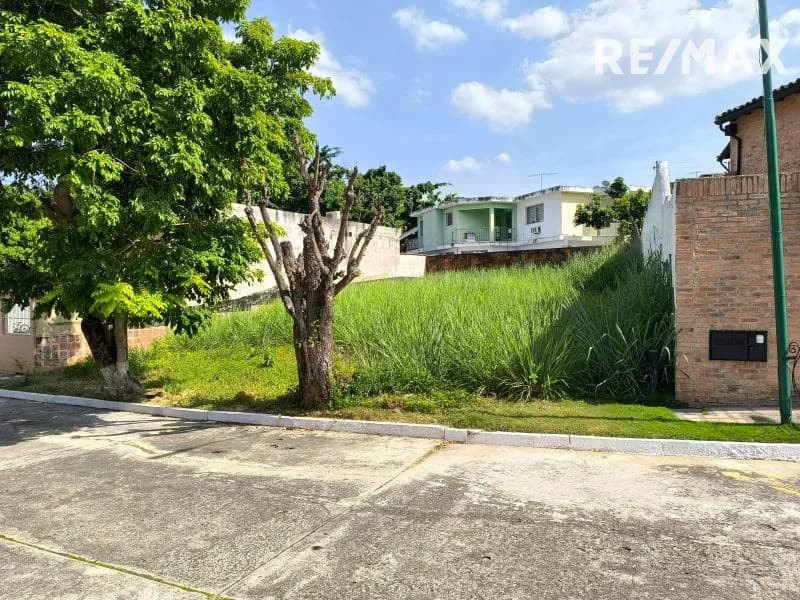 En venta parcela residencial en calle privada en la Urb. Los Nisperos