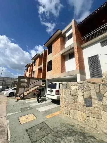 Townhouse En Venta Ubicado En Villa Capri, Altos De Guataparo, Valencia, Edo. Carabobo.
