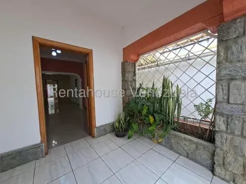 En Venta Amplia Casa Con Amplios Espacios Es Una Gran Oportunidad Para Invertir En Los Palos Grandes. Ana Perez 26-20821