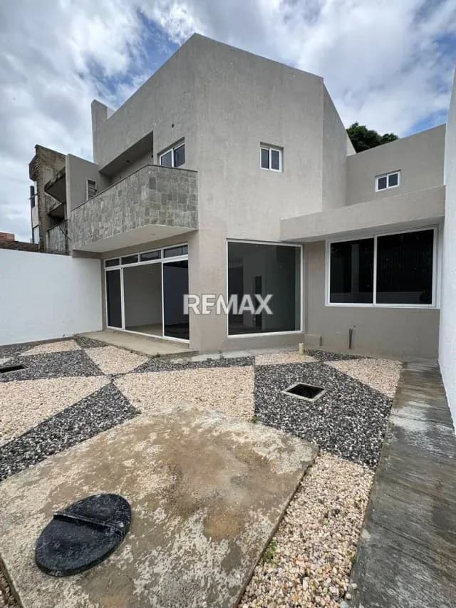 Townhouse Obra Limpia La Trigaleña Alta Planta 100% 280m2 const 64m2 patio