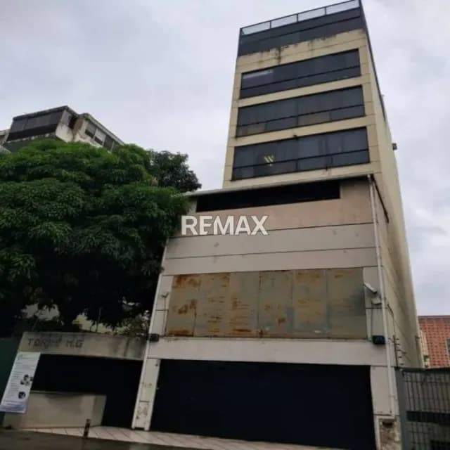 Se Alquila oficina de 105,99 mts2 en la Las Delicias