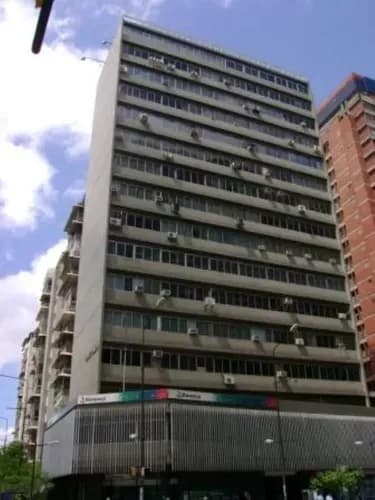 Ubicación Privilegiada La Salida Del Metro, Y Cuenta Con Dos Aires Acondicionados Split , Dos Líneas Telefónicas; Y Los Dos Baños Por Piso, Se Encuentran En El Pasillo: Para Damas Y Caballeros.