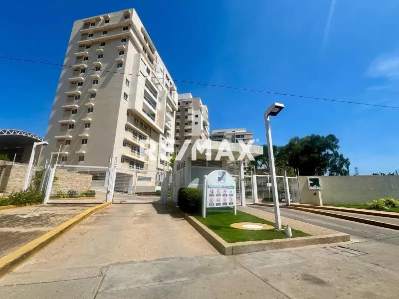 HERMOSO APARTAMENTO EN VENTA TOTALMENTE ACTUALIZADO EN C.R. PLAZA CAMPOS AV EL MILAGRO MARACAIBO