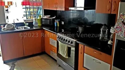 Kc.g. #23-29652 Espectacular Casa En Venta Múltiples Niveles En Zona Tranquila En Los Teques La Macarena Sur