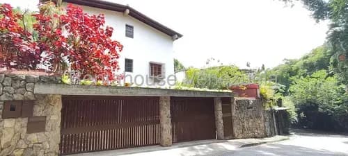 Mansión Multinivel Con Piscina Temperada Y Anexo Independiente En Venta Colinas Del Tamanaco #26-9892 Darlys