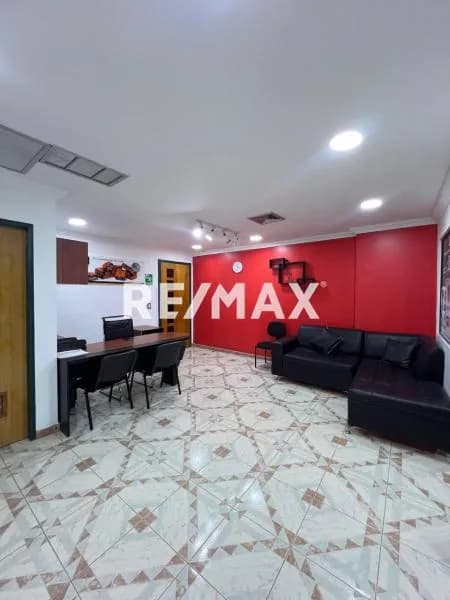 VENTA DE COMODA OFICINA, TORRE MOVILNET