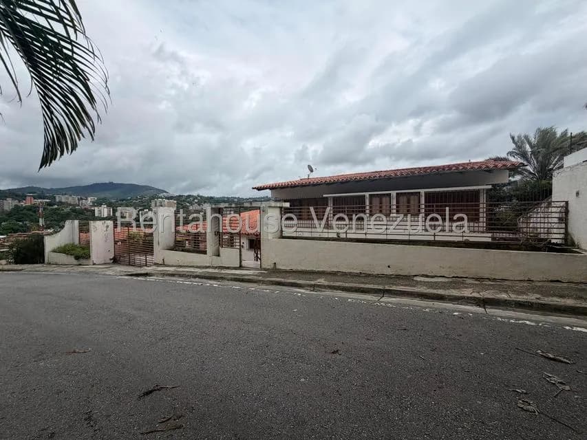 Casa (Multipes Niveles) en Venta en Prados del Este, Distrito Metropolitano