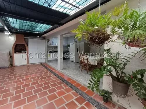 Jip 25-13114. Rent-a-house Vende Hermosa Y Cómoda Casa De 330 Mts2, 3 Amplias Habitaciones Y 6 Salas De Baños, Cocina Empotrada Con Tope De Mármol. Urb. Lourdes, Maracay.