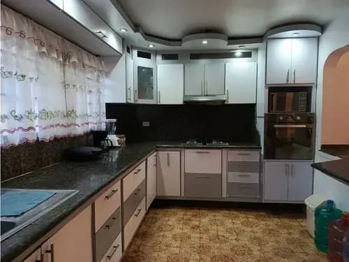 Apartamento Amplio Piso Bajo En Casco Pueblo De Los Teques Rr