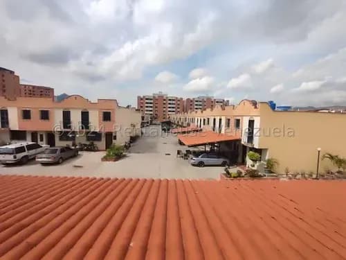 Norma Piña Rah Ofrece En Venta Hermosa Townhouse De 2 Niveles, Excelente Iluminación Ubicada En Urb. Villa Florencia Tazajal. Cod. 24-28629 *** Solo Clientes Directos ***