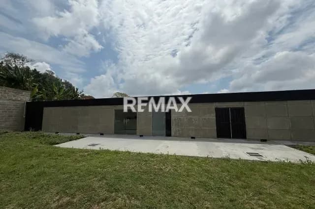 Venta de Lote de Terreno con Galpón en el Hatillo