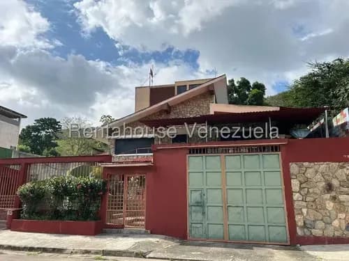 Al Pie De La Montaña En La Urb Carialinda, Tenemos Este Chalet, Listo Para Que Una Familia Lo Adapte A Su Estilo, Donde Crearan Recuerdos Entre La Naturaleza Y La Paz.