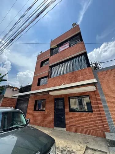 En Venta Edificio Comercial En La Candelaria Revestido En Tablillas A Unos Metros Del Bart La Guairita Y A Dos Cuadras De La Plaza La Candelaria - Todo Óptimo Con Excelentes Acabados Gavip