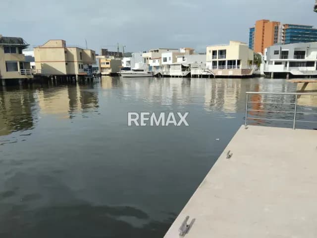 SE ALQUILA CASA BOTE C