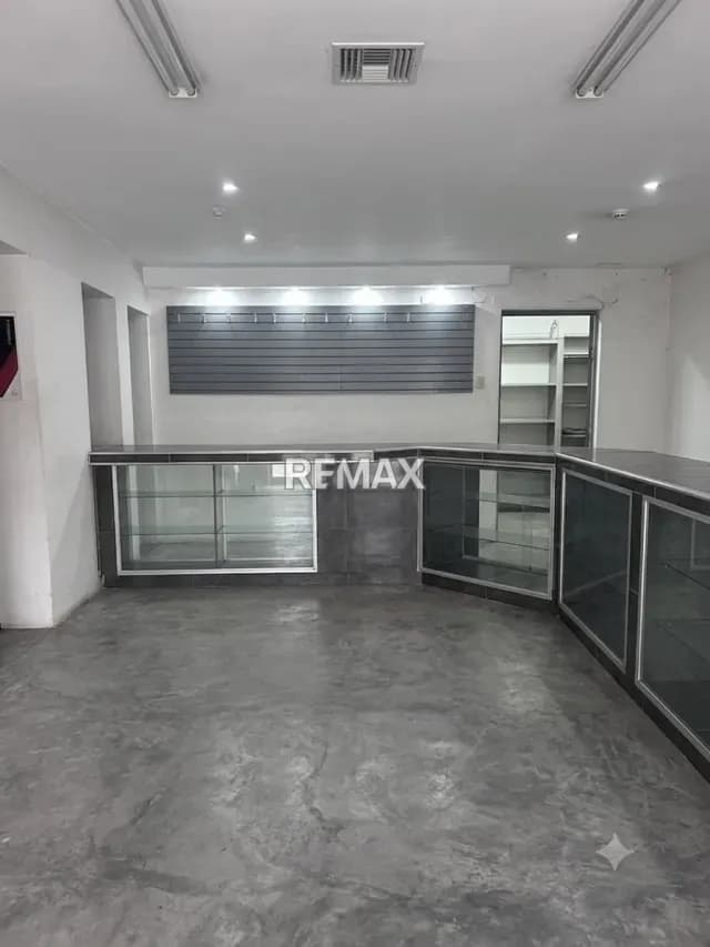 Se alquila local comercial , ideal para Luncheria o venta de repuestos