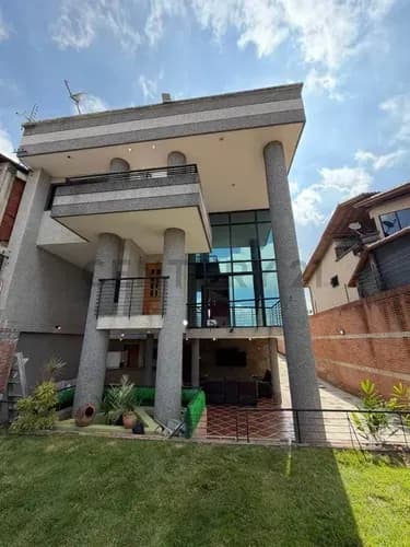 Casa en venta - $295k
