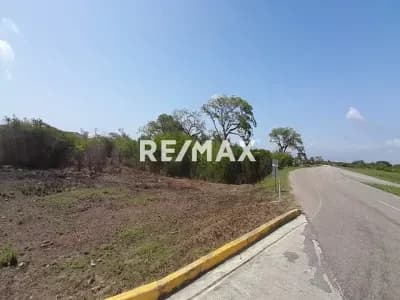 EN VENTA TERRENO DE 11.824 METROS CUADRADOS UBICADO EN PLENA AUTOPISTA DE TUCACAS AL LADO DEL CONJUNTO RESIDENCIAL COCO MANGO EN TUCACAS.