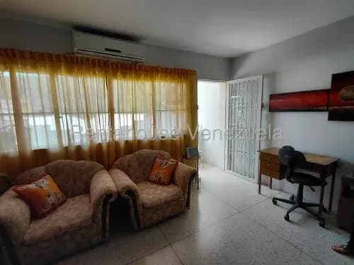 Julio Latouche 26-19567 Apartamento En Venta San Blas Valencia, Piso 2, Amplio Y Cómodo, Acceso Fácil A La Autopista.