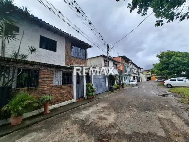 Casa a pie de calle en Alquiler de 1 Solo nivel Ubicada en Barrancas en zona industrial