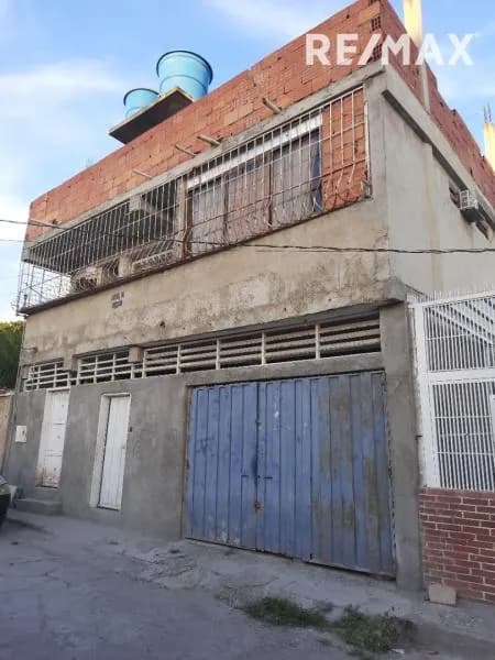 Edificio de 3 pisos en Obra Gris, El inversor elige los acabados según su presupuesto y estilo.