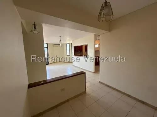 Héctor Malavé Alquila Amplio Apartamento En El Este De Barquismeto, Muy Fresco Y Ventilado, Habitaciones Con Closets, Cocina Con Barra.