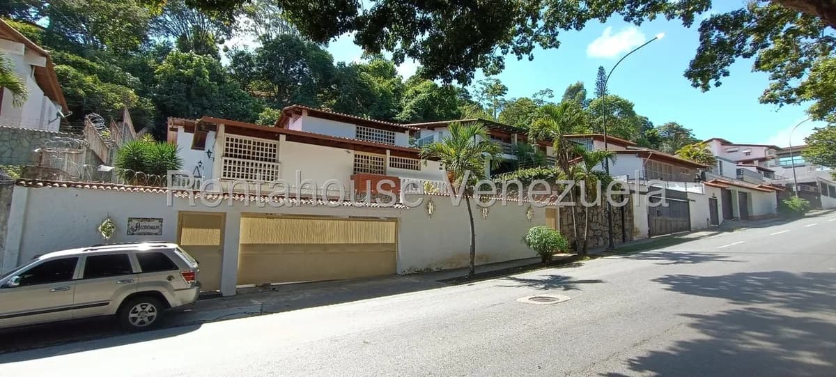 Casa (Multipes Niveles) en Venta en Prados del Este, Distrito Metropolitano