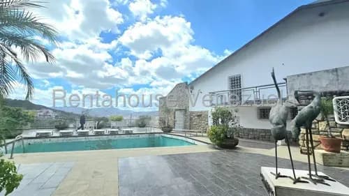Quinta En Venta Colinas De Los Chaguaramos De Estilo Italiano Con Helipuerto Y Piscina #26-20710