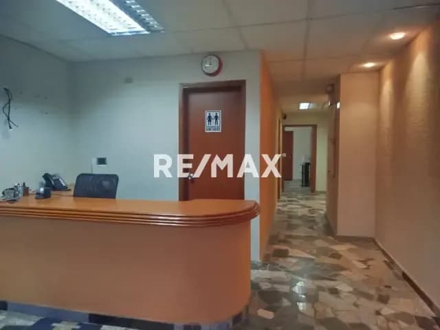 Oficina comercial con mobiliario