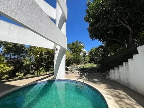 En Venta Casa En Lomas De Prados Del Este, Unifamiliar Con Buena Arquitectura Y 5 Ptos. Estac.
