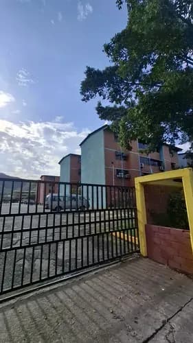 Apto En Venta De 3 Habitaciones, Dos Baños, Sala Comedor Y Cocina Equipada