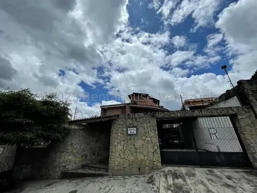 Hermosa Casa En Venta En Urbanización El Castaño Con 3 Niveles El Último Es Un Apartamento Totalmente Independiente Lista Para Firmar Nela 26-13980 Esta Propiedad Redefine El Concepto De Versatilidad