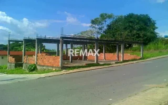 ¡Ahorra en construcción! Lote de terreno con bases y losa lista en Isnotú