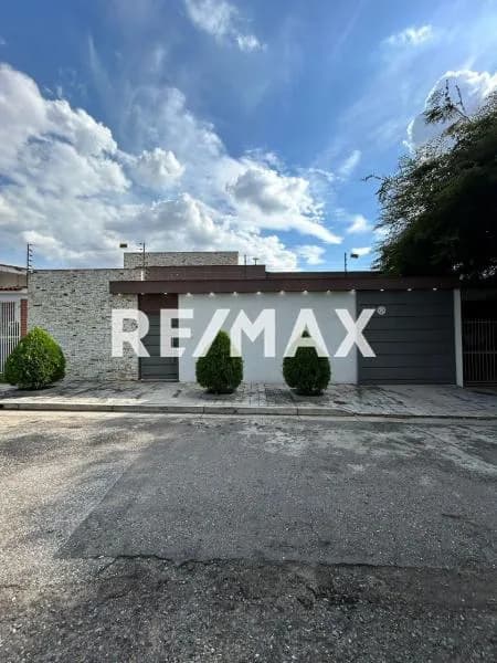 Se vende casa en la urbanización Trigal norte, calle sol. Ubicada en calle cerrada. Completamente remodelada. SEMI AMOBLADA