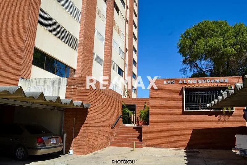 APARTAMENTO, EN EL CONJ. RESIDENCIAL LOS ALMENDRONES. SECTOR LA LAGO.