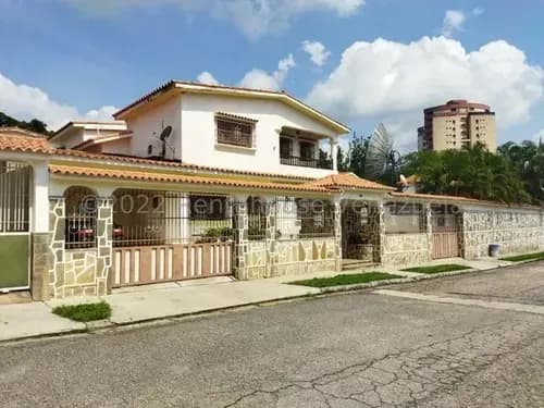Julio Latouche 25-21493 Casa En Venta Valles De Camoruco Valencia, Amplia, Cómoda, Parcela De 840mt. Negociable