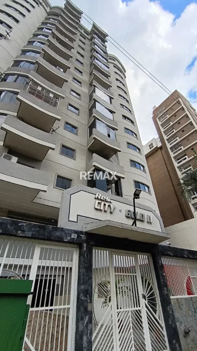 Apartamento en alquiler, amoblado y planta total