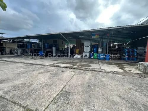 En Venta Amplio Galpón Con Terreno, Propio, Con 2500 M2 En Total, Cerca Del Mercado Mayorista, Excelente Ubicación Y Oportunidad De Inversión. Estacionamiento Interno Y Externo Para Carros Y Camiones