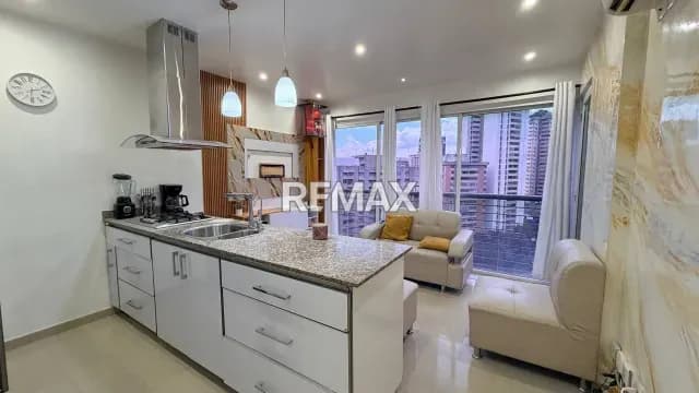 APARTAMENTO REMODELADO EN VENTA EN SAN BERNARDINO, RES. PORTICO DEL AVILA.